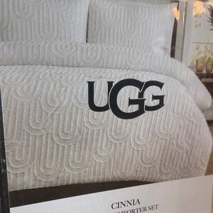 Used once- UGG Cinnia Cream Textured Comforter